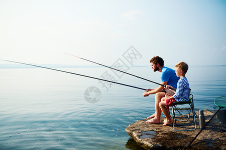 年轻人和小男孩一起钓鱼图片