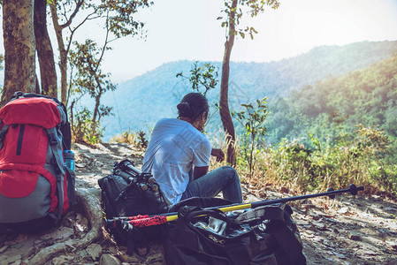 亚洲人旅行照片自然旅行在假期放松在森林里散步旅行在假期放松夏季图片