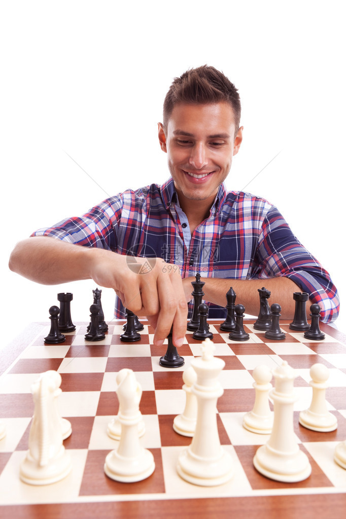 玩象棋的年轻散工脸上有快乐的表情图片