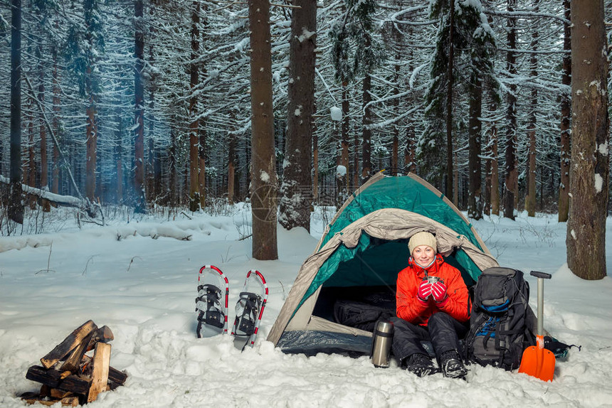 在冬天森林的帐篷里喝图片