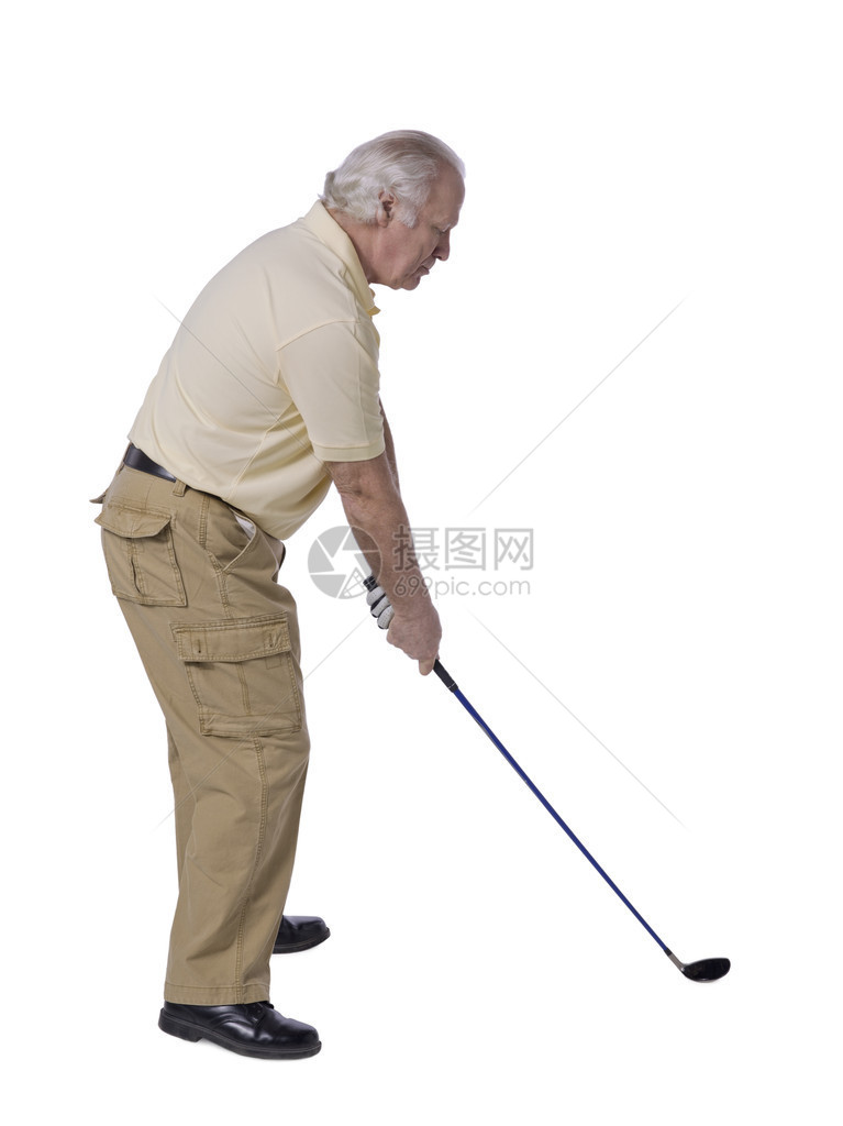 老男高尔夫球手准备击球图片