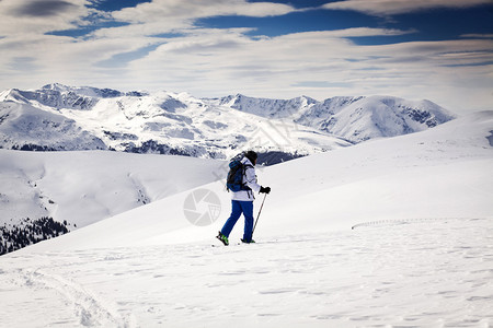 跨国滑雪者背景图片