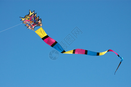 明亮色彩的龙风筝与清图片