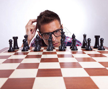 在第一次象棋比赛前戴眼镜的年轻人图片