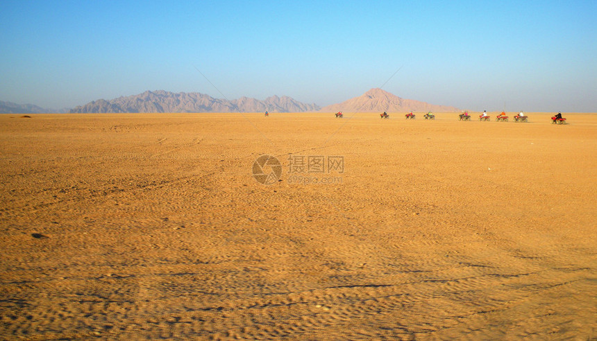 沙漠中的四轮摩托车拉力赛图片