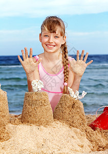 小女孩在沙滩上玩耍图片