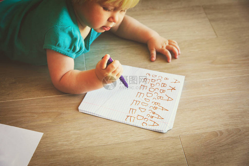 小女孩学习写信早期儿童发展图片
