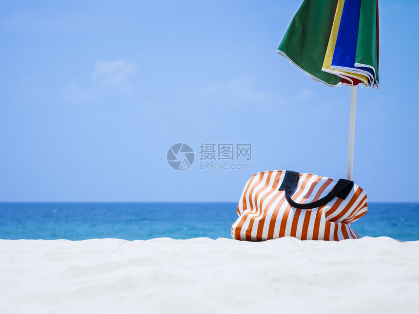 沙滩上的袋子和雨伞暑假户外旅行图片