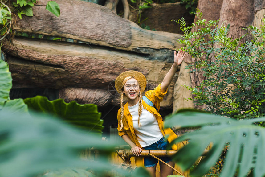 穿着草帽的年轻美女在雨林图片