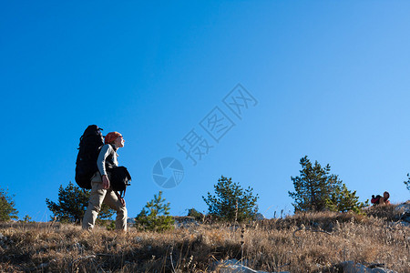 远足者在克里米亚山上爬山图片