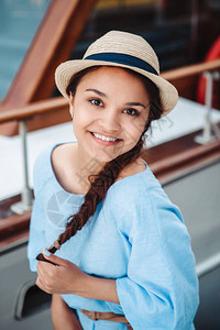 游艇码头上美丽的黑发美女微笑肖像图片