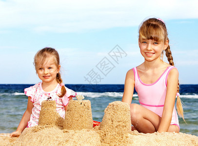 孩子们在海滩上玩夏天户外图片