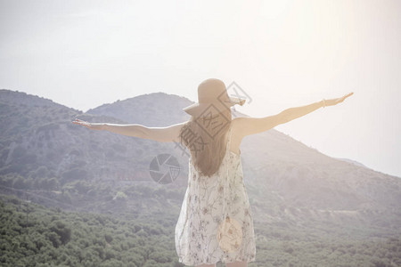 美丽的女人站在山顶上图片