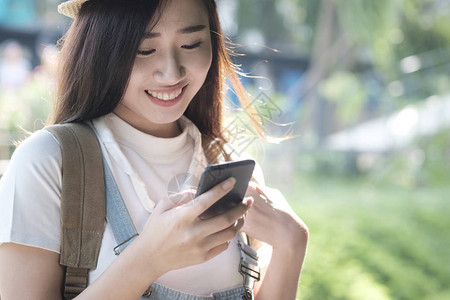 女人在公园户外行走图片