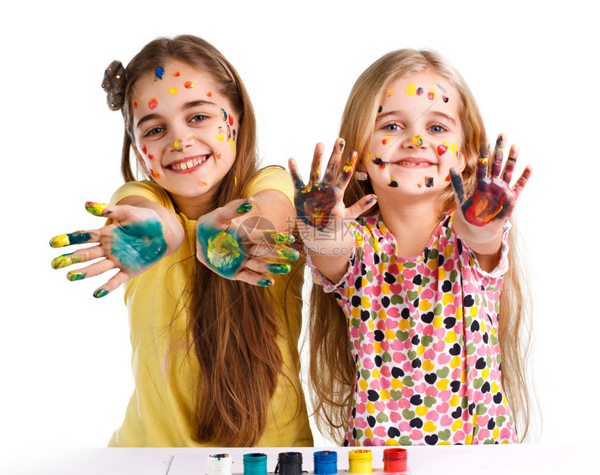 两个女孩涂着五颜六色的颜料图片