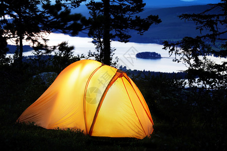 帐篷在黄昏点亮图片