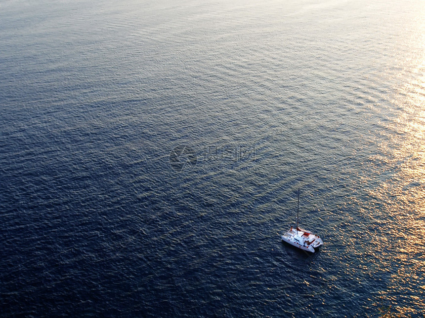 日落时在海上搭乘Catam图片