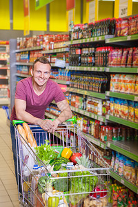 微笑的男人在超市购背景图片
