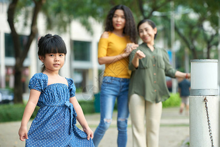 穿着Polka点礼服的可爱小女孩图片