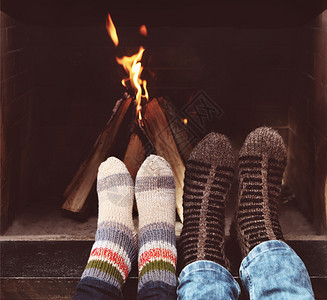 家里冬天在壁炉前穿着袜子的一对情图片