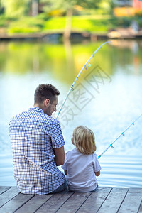 爸和儿子在码头钓鱼图片