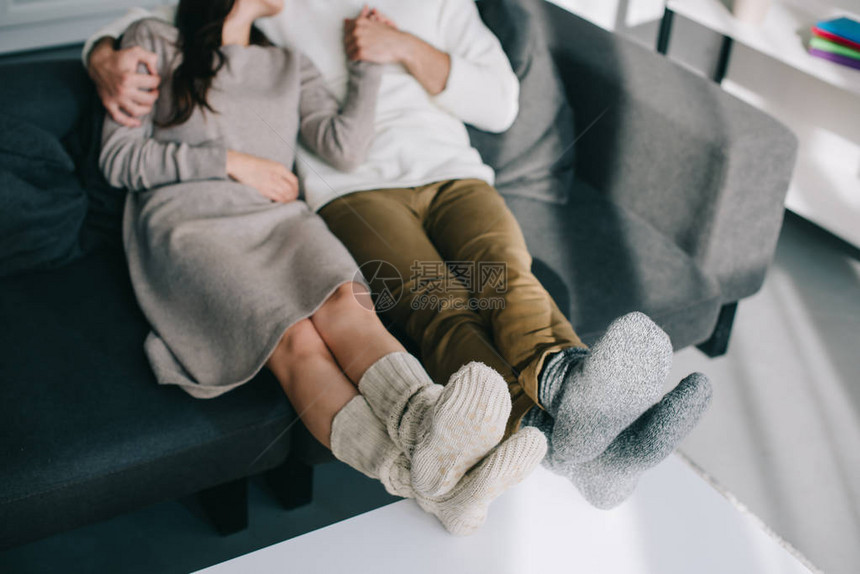在家沙发上放松时穿着暖和羊绒袜图片