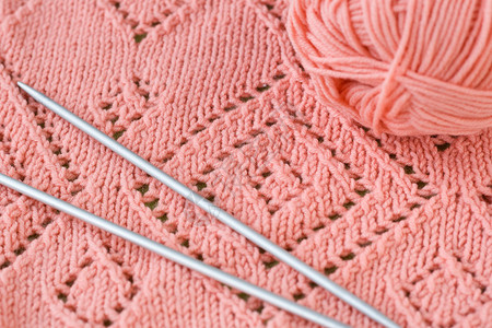 编织毯子的碎片粉红色的丝图片
