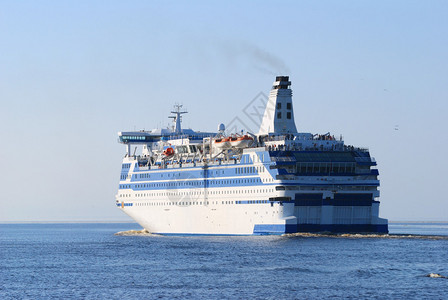 白色和蓝色海客船背景图片