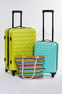 两个手提箱和明亮的手提包在国外度假背景图片