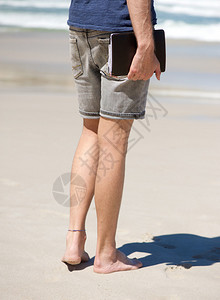光脚赤的人在海滩背景图片
