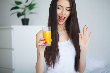 在卧室喝橙汁的女人图片