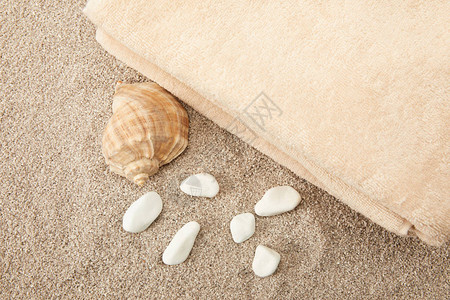 贝壳海石和沙滩毛巾的顶视图图片