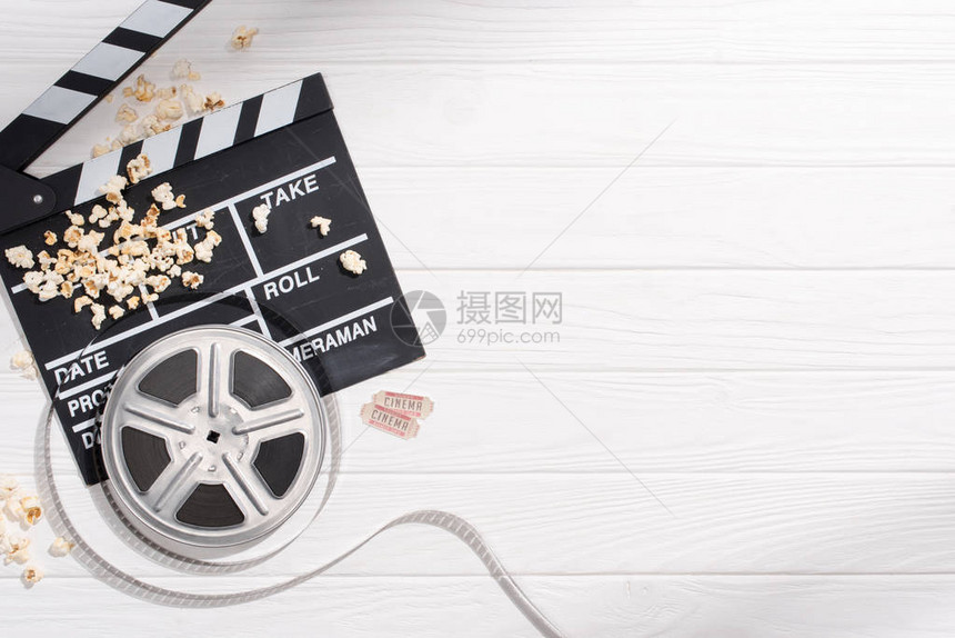 在白色木制桌面上安排的电影机票胶片爆米图片