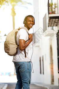 一个带着袋子和耳机旅行的快乐图片