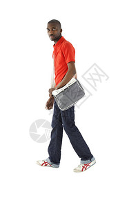 身穿红色衬衫牛仔裤和肩膀袋的非洲男子图片