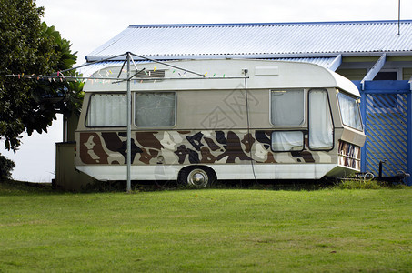一辆老式拖车大篷车停在房子图片
