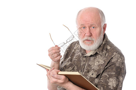 年长光秃和留胡子的高级男子在阅读一本书时分心背景图片