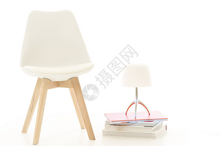 白色工作室空间藏书堆放的现代白色椅子和灯罩上仍图片
