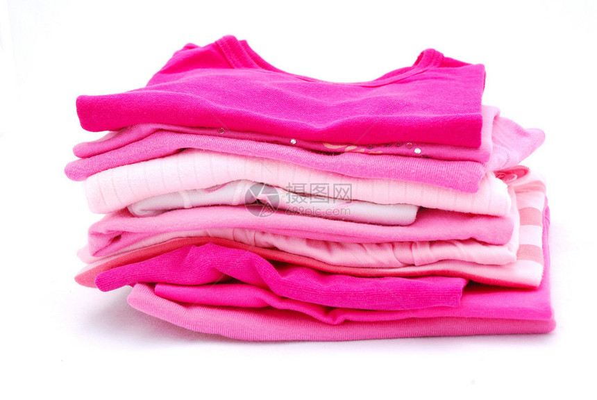 一大批刚洗过衣服的粉红色女孩的衣服被白色工作室背景图片