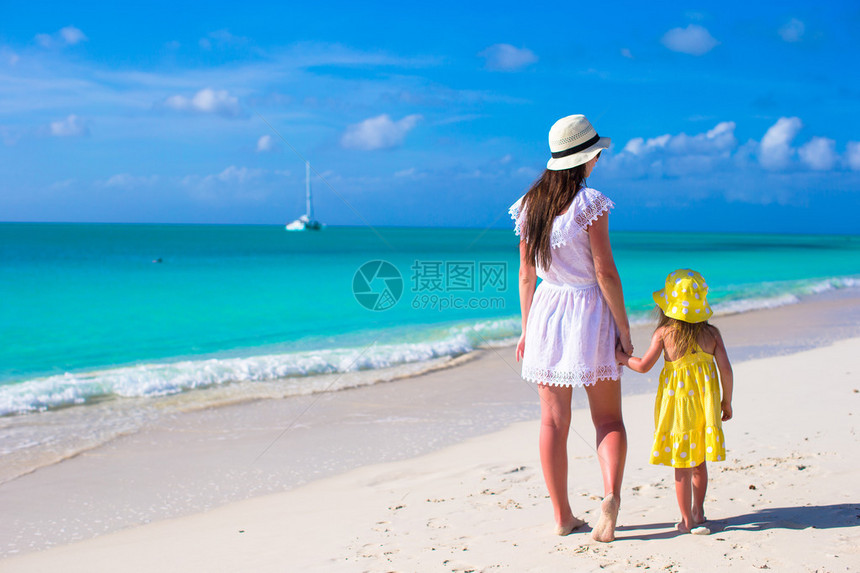 年轻母亲在海滩上与女儿图片
