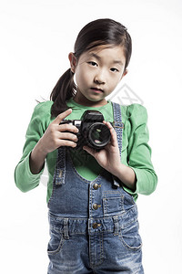 可爱的女孩拿着相机背景图片