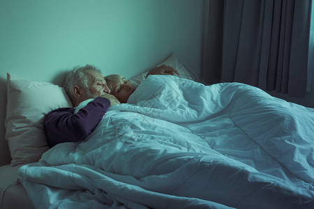 老年夫妇白种人老年男女在卧室的白色毯子里一起睡觉和休息图片