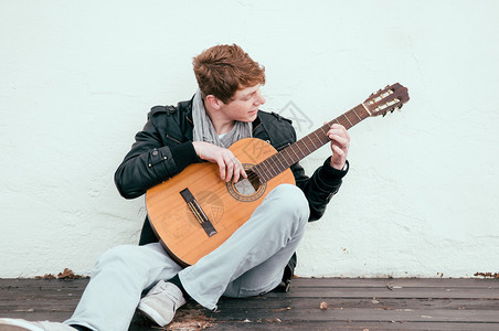 英俊的年轻人弹吉他图片