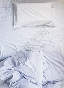 有枕头和毯子的白无色图片
