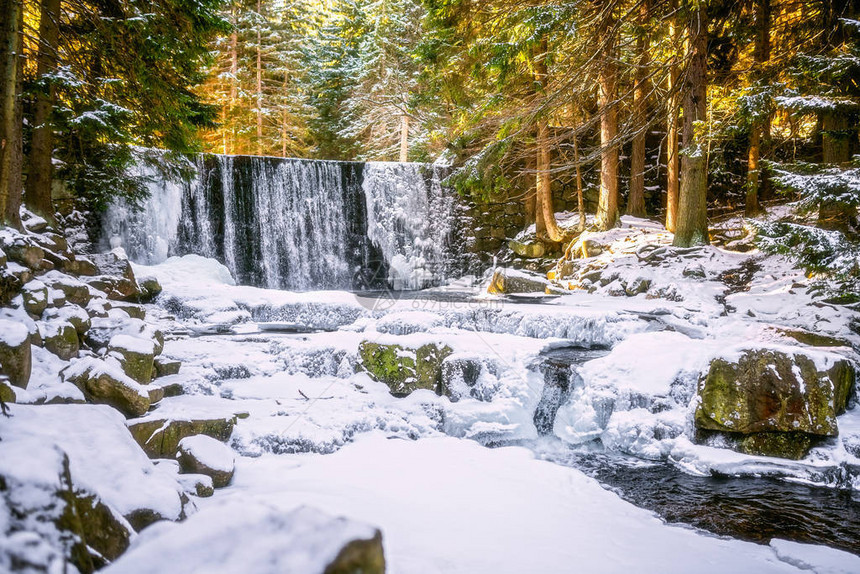 在波兰KarpaczKarkonosze山美丽的风景中图片