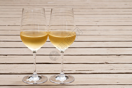 甲板上的两杯白葡萄酒图片