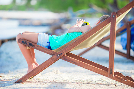 加勒比度假时坐在沙滩椅上图片