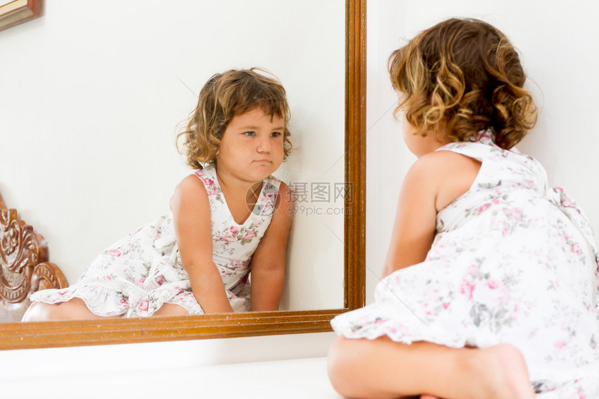 在家照镜子时看着自己的年轻美图片