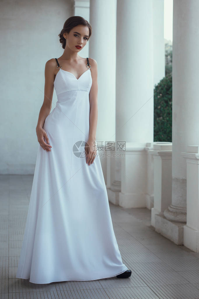 穿着白色长裙站在Livadi图片