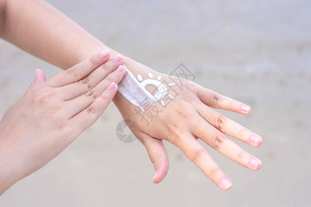 亚洲女在手和臂上涂抹防晒霜图片